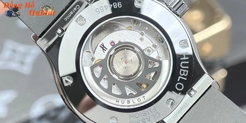 Chất liệu sapphire nguyên khối trong suốt tạo ra vỏ đồng hồ Hublot độc đáo